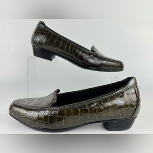 Clark’s Women's Size 6.5XW Green Crocodile Pattern Slip-on Loafers